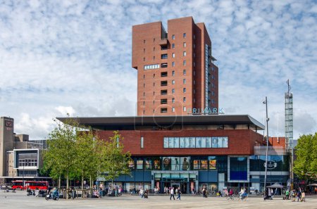 Foto de Enschede, Países Bajos, 9 de agosto de 2023: céntrica plaza Van Heek con grandes almacenes y torre residencial - Imagen libre de derechos