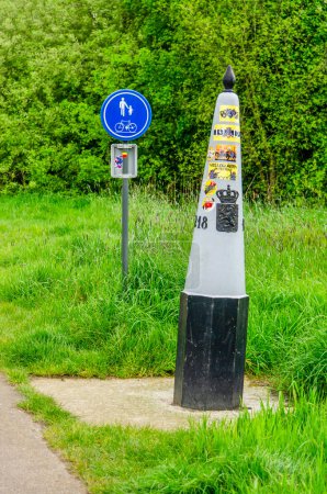 Marqueur historique comme seule indication visible de la frontière entre les Pays-Bas et la Belgique près du village de Meersel-Dreef