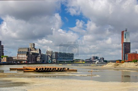 Téléchargez les photos : Rotterdam, Pays-Bas, 28 mai 2024 : Tuyaux en acier et eaux peu profondes dans le cadre du projet de remise en état du port de Rijnhaven - en image libre de droit