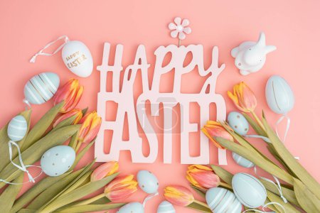 Foto de Happy easter background with eggs and bunny - Imagen libre de derechos