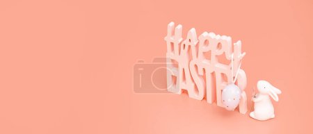 Foto de Happy easter background with eggs and bunny - Imagen libre de derechos