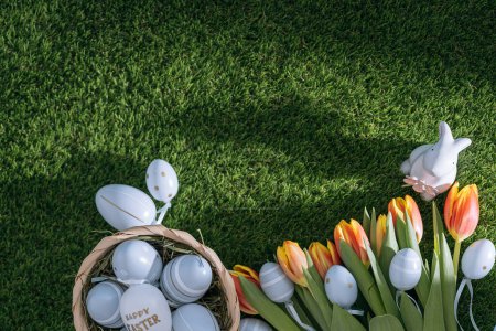 Téléchargez les photos : Happy easter background with eggs and bunny - en image libre de droit