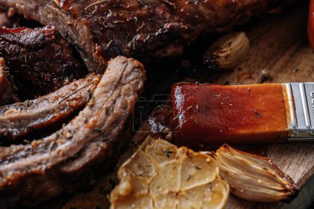 Téléchargez les photos : Côtes de barbecue fumées d'un barbecue d'été dans la nature. - en image libre de droit
