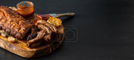 Foto de Juicy hot grilled ribs from a summer barbecue in nature. - Imagen libre de derechos