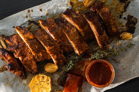 Téléchargez les photos : Juicy hot grilled ribs from a summer barbecue in nature. - en image libre de droit