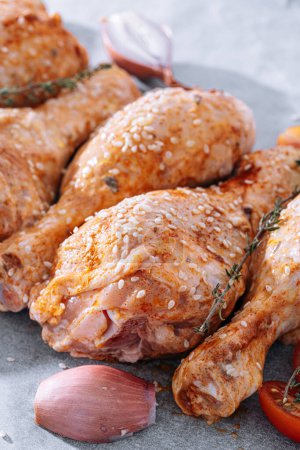 Foto de Palitos de pollo con especias, pimentón y semillas de sésamo, listos para hornear en una bandeja para hornear - Imagen libre de derechos