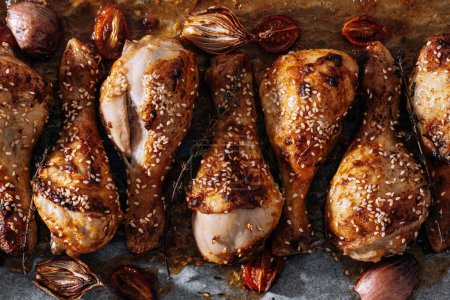 Téléchargez les photos : Baked chicken drumsticks with sesame, honey and soy sauce, onion and spices - en image libre de droit