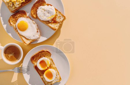 gebratenes Toastbrot mit vier verschiedenen Arten gekochter Hühnereier, Rührei, Spiegeleier, pochiertem Ei und Rahmei. Frühstück aus Hühnereiern.