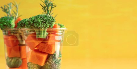 Foto de Súper comida. brócoli y calabaza listos para cocinar. con especias, romero y calabaza. - Imagen libre de derechos
