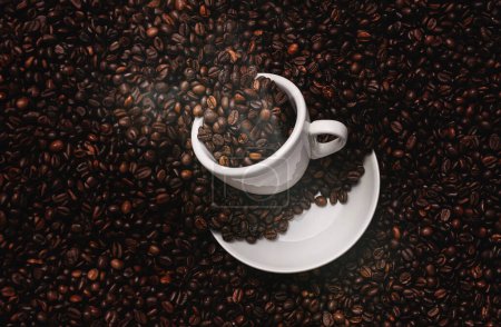 Téléchargez les photos : Une tasse de café blanche parmi les grains de café torréfiés - en image libre de droit