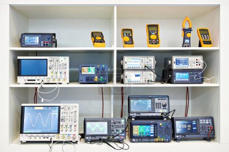 Elektronische Messgeräte für Voltmeter und Oszillographen in der Ladenausstellung