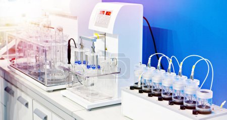 Equipo químico moderno para laboratorio. Probadores de disolución, probadores de desintegración