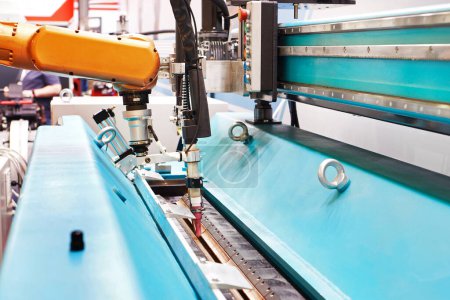 Robot industriel universel pour meulage, polissage, emboutissage