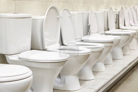 Toilettenschüsseln im Haushaltswarengeschäft