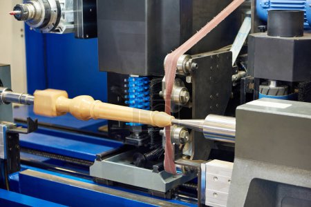 Papel de lija del torno de madera del centro de mecanizado CNC 5 ejes con detalle de pieza de madera