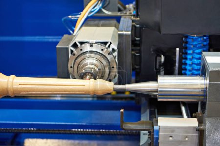 Centro de mecanizado CNC torno de madera de 5 ejes con detalle de pieza de madera