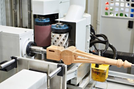 CNC-Bearbeitungszentrum Holzdrehmaschine 5 Achsen mit Holzteil Detail und Schleifpapier