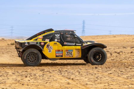 Foto de Al-Kharj, Arabia Saudita - 10 de enero de 2023: El coche de carreras SMG HW2021 del Hanwei Motorsport Team que corre la etapa 9 del Rally Dakar 2023 Edition. - Imagen libre de derechos