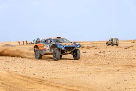 Téléchargez les photos : Al-Kharj, Arabie Saoudite - 10 janvier 2023 : Astara 01 Concept racing car of the Astara Team running Stage 9 of rally Dakar 2023 edition - en image libre de droit