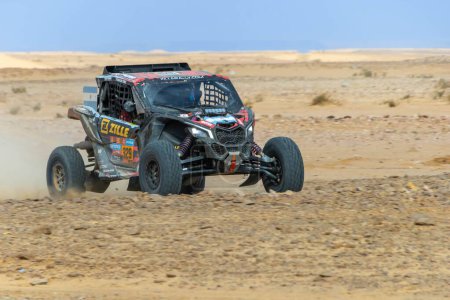 Foto de Al-Kharj, Arabia Saudita - 10 de enero de 2023: Can-Am Maverick XRS of South Racing Can-Am running Stage 9 of the Dakar Rally 2023 Edition. - Imagen libre de derechos