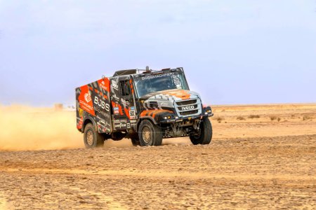 Téléchargez les photos : Al-Kharj, Arabie Saoudite - 10 janvier 2023 : Le vainqueur, Janus Van Kasteren, du Boss Machinery Team De Rooy Iveco conduit le camion de course Iveco sur l'étape 9 du rallye Dakar 2023 édition. - en image libre de droit