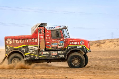 Téléchargez les photos : Al-Kharj, Arabie Saoudite - 10 janvier 2023 : Le camion de course Praga V4S DKR de l'équipe InstaForex Loprais Praga sur l'étape 9 du rallye Dakar 2023 édition. - en image libre de droit