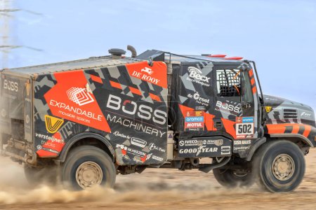 Téléchargez les photos : Al-Kharj, Arabie Saoudite - 10 janvier 2023 : Le vainqueur, Janus Van Kasteren, du Boss Machinery Team De Rooy Iveco conduit le camion de course Iveco sur l'étape 9 du rallye Dakar 2023 édition. - en image libre de droit