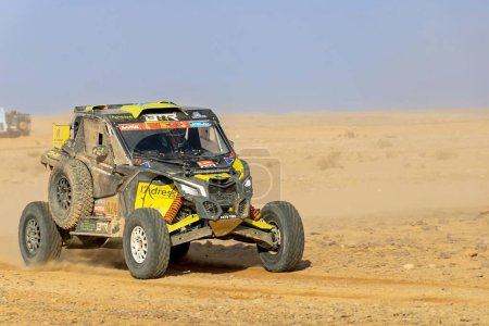 Téléchargez les photos : Al-Kharj, Arabie Saoudite - 10 janvier 2023 : Le Can-Am Maverick de l'équipe FS 21 à l'étape 9 du Dakar 2023 Edition. - en image libre de droit
