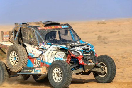Téléchargez les photos : Al-Kharj, Arabie Saoudite - 10 janvier 2023 : Le Can-Am Maverick XRS de l'équipe Casteau en course Etape 9 du Dakar 2023 Edition. - en image libre de droit