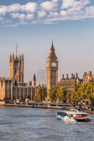 Berühmter Big Ben mit Brücke und Themse in London, England, Großbritannien