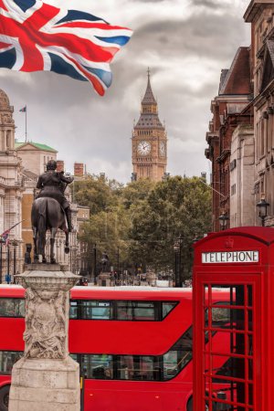 Téléchargez les photos : Vue de la place Trafagar à Big Ben avec bus à deux étages et cabine à Londres, Angleterre, Royaume-Uni - en image libre de droit