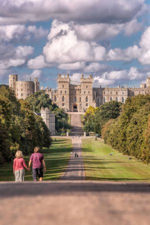 Foto de Castillo de Windsor con parque público una residencia real en Windsor en el condado inglés de Berkshire. - Imagen libre de derechos