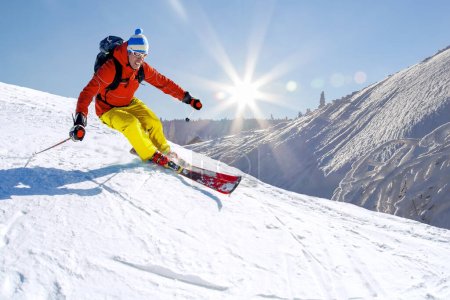 Téléchargez les photos : Ski alpin skieur en haute montagne contre ciel bleu
. - en image libre de droit