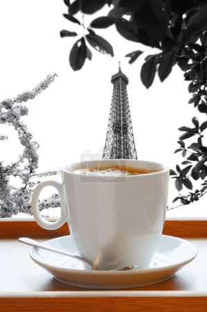 Téléchargez les photos : Délicieux café chaud servi sur un plateau en bois face à la Tour Eiffel à Paris, France - en image libre de droit