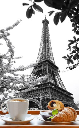 Téléchargez les photos : Café chaud avec croissants servi sur un plateau en bois face à la Tour Eiffel à Paris, France - en image libre de droit