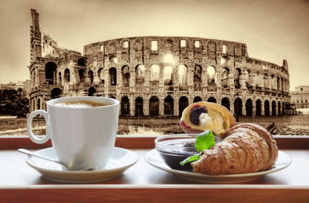 Téléchargez les photos : Célèbre Colisée contre tasse de café frais avec croissant à Rome, Italie - en image libre de droit