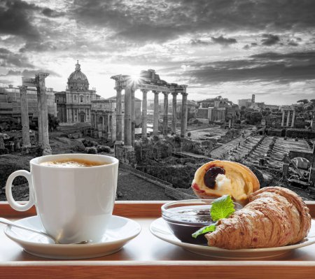Téléchargez les photos : Forum romain, également connu sous le nom de Forum de César contre la tasse de café frais avec croissant à Rome, Italie - en image libre de droit