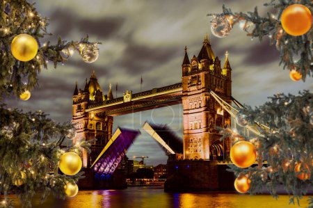 Téléchargez les photos : Tower Bridge lever du temps contre l'arbre de Noël à Londres, Royaume-Uni - en image libre de droit