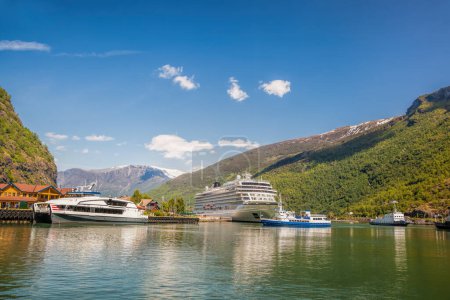 Téléchargez les photos : Port of Flam against fjord with cruise ship in Norway - en image libre de droit