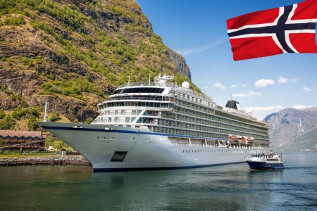 Téléchargez les photos : Port of Flam with luxury cruise ship against flag of Norway - en image libre de droit