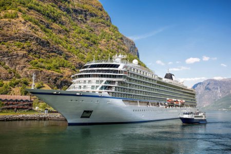 Téléchargez les photos : Port of Flam against fjord with luxury cruise ship in Norway - en image libre de droit