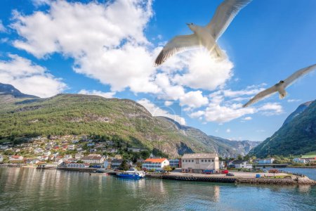 Téléchargez les photos : Beautiful fishing village Undredal close the fjord with seagulls near the Flam in Norway - en image libre de droit