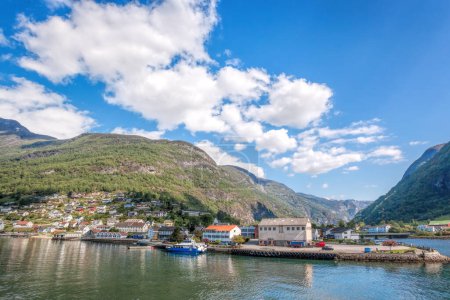 Téléchargez les photos : Beau village de pêcheurs Undredal fermer le fjord près de la Flam en Norvège - en image libre de droit