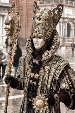 Foto de Coloridas máscaras de carnaval en un festival tradicional en Venecia, Italia - Imagen libre de derechos