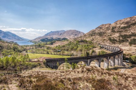 Foto de Famous Glenfinnan Railway Viaduct with beautiful countryside in Scotland, UK - Imagen libre de derechos