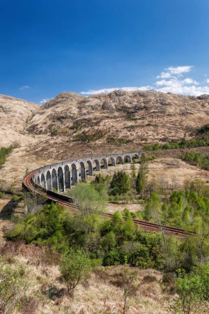 Foto de Famous Glenfinnan Railway Viaduct with beautiful countryside in Scotland, UK - Imagen libre de derechos