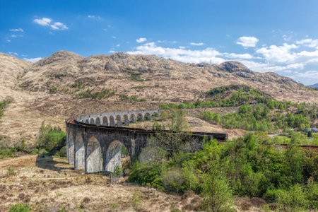 Téléchargez les photos : Famous Glenfinnan Railway Viaduct with beautiful countryside in Scotland, UK - en image libre de droit