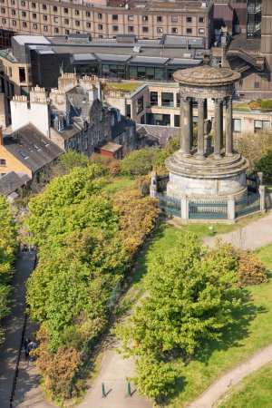 Foto de Aerial view of Calton Hill in Edinburgh, Scotland, UK - Imagen libre de derechos