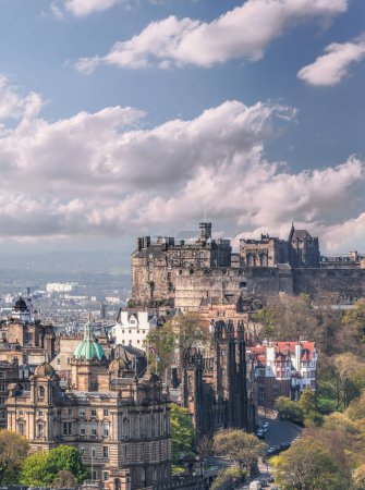 Foto de Panorama with Edinburgh Castle seen from Calton Hill, Scotland, UK - Imagen libre de derechos