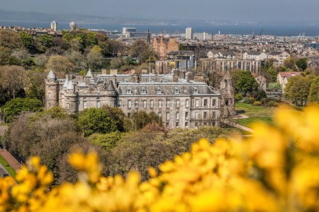 Téléchargez les photos : Palace of Holyroodhouse is residence of the Queen in Edinburgh, Scotland, UK - en image libre de droit